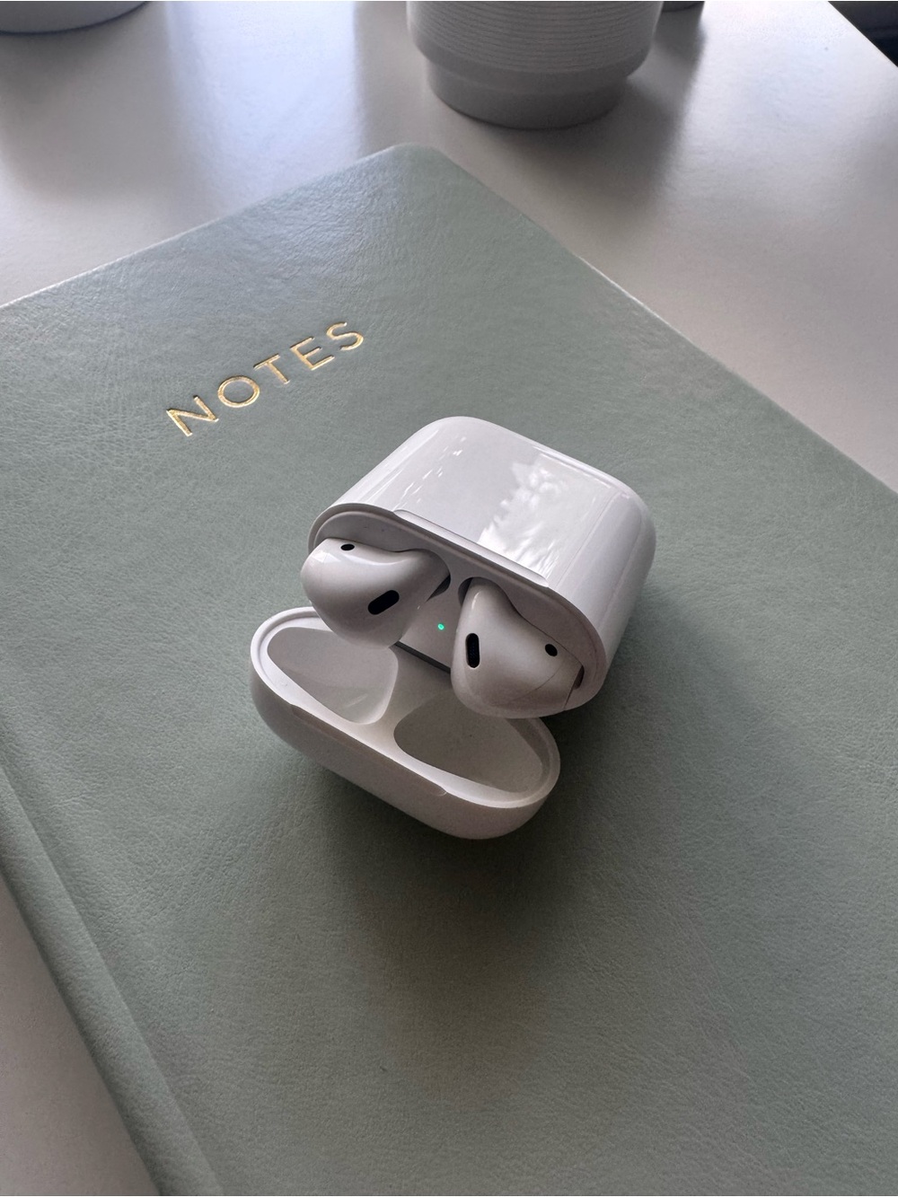 2nd Gen Apple Airpods • Bluetooth Headphones / Earbuds